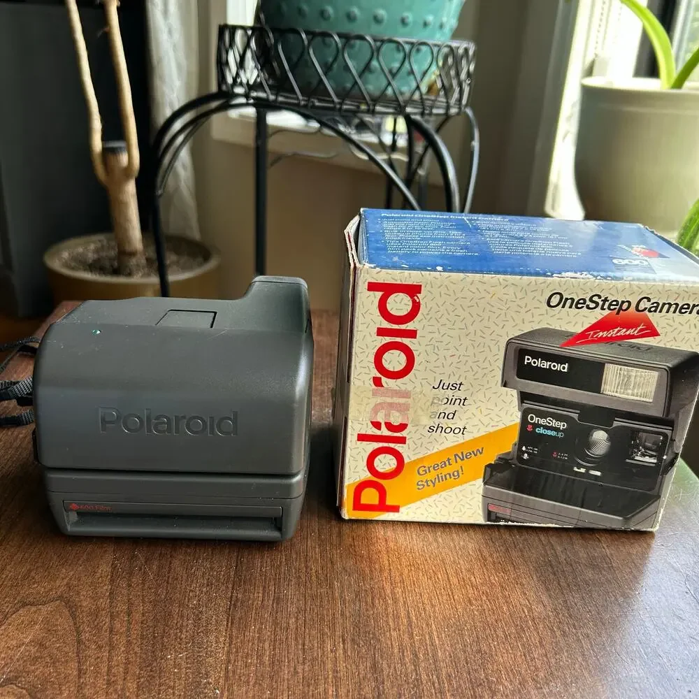 Polaroid Instant Camera 600 One Step Close Up Black w/ Box
